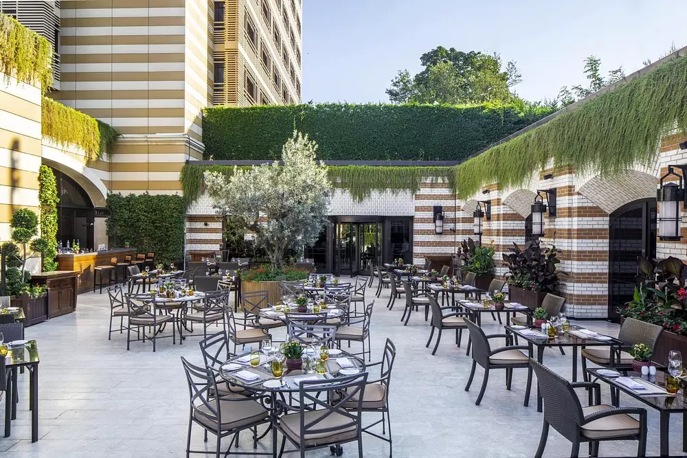 رستوران فضای باز Divan Istanbul